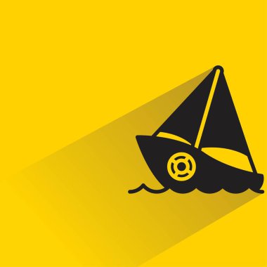 Sarı arka planda gölgesi olan bir yelkenli.