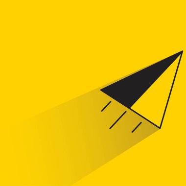 Sarı arka planda gölgesi olan kağıt uçak