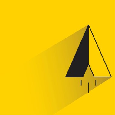 Sarı arka planda gölgesi olan kağıt uçak