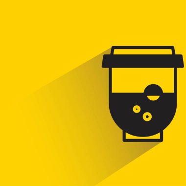 sarı arkaplanda gölgesi olan içecek kabı simgesi