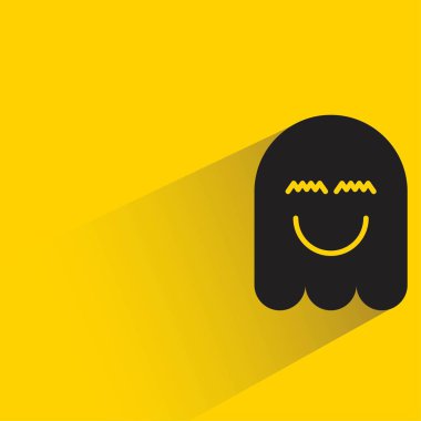 Sarı arka planda gölgesi olan sevimli hayalet emojisi.