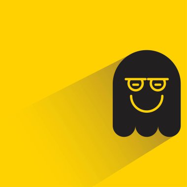 Sarı arka planda gölgesi olan sevimli hayalet emojisi.