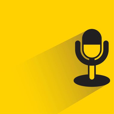 sarı arkaplanda gölgesi olan mikrofon simgesi