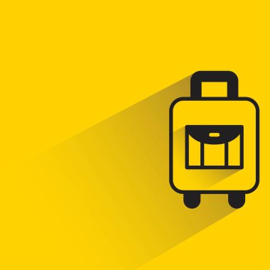 sarı arka planda gölgesi olan valizler