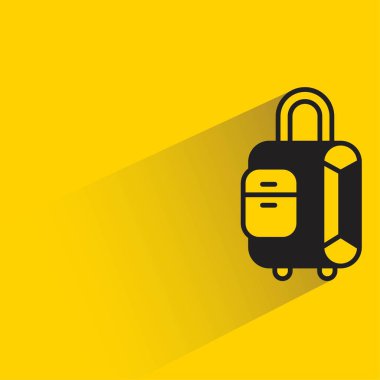 sarı arka planda gölgesi olan valizler