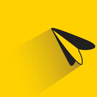 Sarı arka planda gölgesi olan kağıt uçak