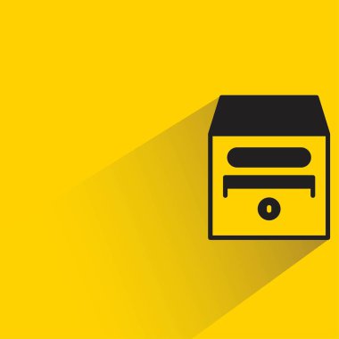 Sarı arkaplanda gölgesi olan posta kutusu simgesi