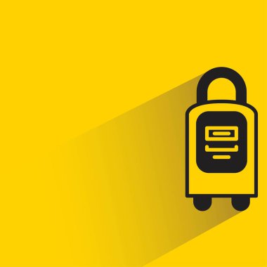 sarı arka planda gölgesi olan valizler