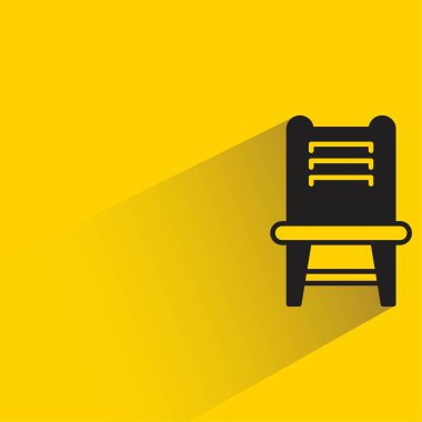 Sarı arkaplanda gölgesi olan sandalye simgesi