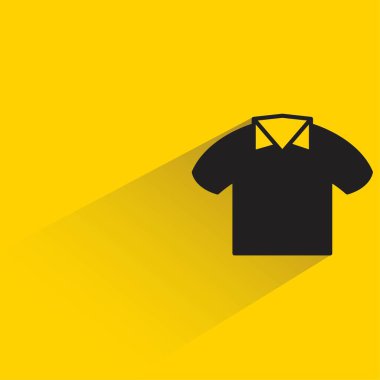 Sarı arka planda gölgesi olan gömlek.