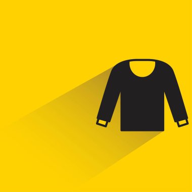 Sarı arka planda gölgesi olan gömlek.