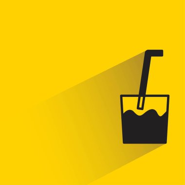 Sarı arkaplanda gölgesi olan fincan simgesi