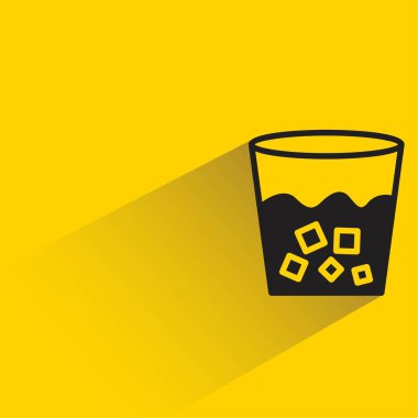 Sarı arkaplanda gölgesi olan fincan simgesi