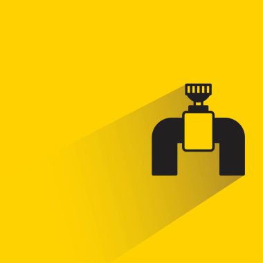 sarı arkaplanda gölgesi olan valf ve boru hattı simgesi