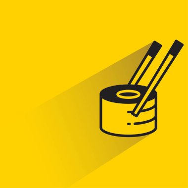 Sarı arka planda gölgeli suşi.