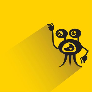 Sarı arka planda gölgesi olan uzaylı canavar karakter.