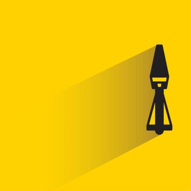 Sarı arkaplanda gölgesi olan füze simgesi