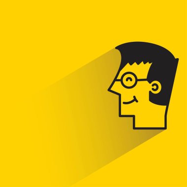 Sarı arka planda gölgesi olan erkek yüz avatarı