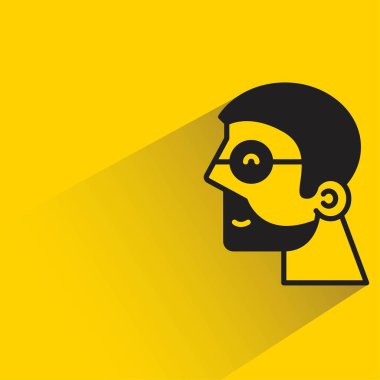 Sarı arka planda gölgesi olan erkek yüz avatarı