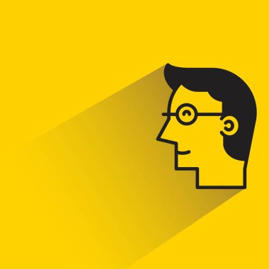 Sarı arka planda gölgesi olan erkek yüz avatarı