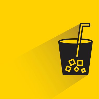 Sarı arkaplanda gölgesi olan çay fincanı simgesi