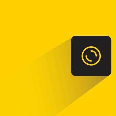 sarı arkaplanda gölgesi olan tıp simgesi