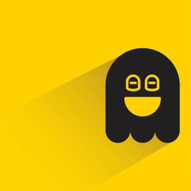Sarı arka planda gölgesi olan sevimli hayalet emojisi.