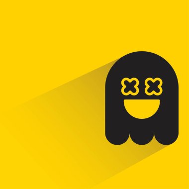Sarı arka planda gölgesi olan sevimli hayalet emojisi.