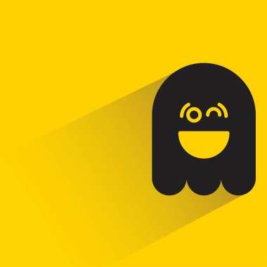 Sarı arka planda gölgesi olan sevimli hayalet emojisi.