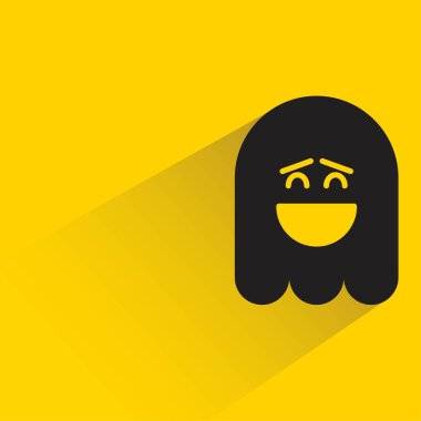 Sarı arka planda gölgesi olan sevimli hayalet emojisi.