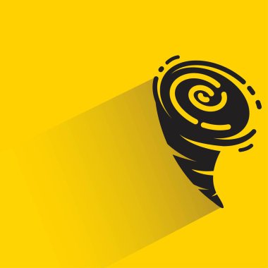 Sarı arkaplanda gölgesi olan tayfun simgesi