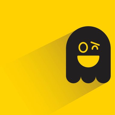Sarı arka planda gölgesi olan sevimli hayalet emojisi.