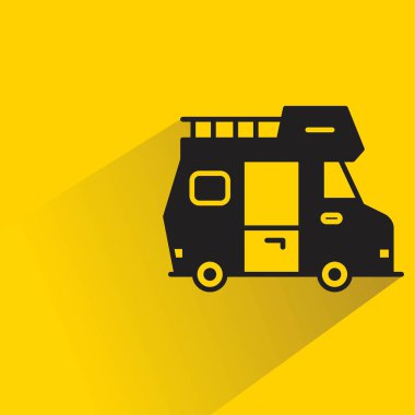 sarı arkaplanda gölgesi olan karavan ev simgesi