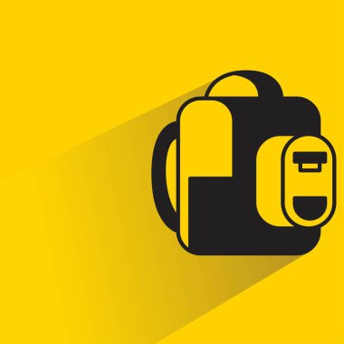 Sarı arka planda gölgesi olan sırt çantası