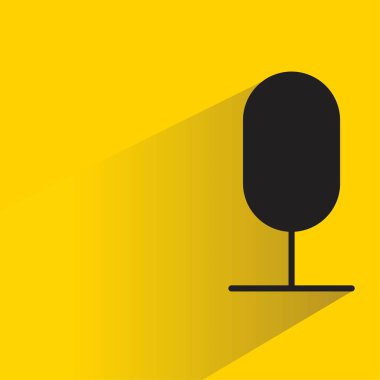 sarı arkaplanda gölgesi olan mikrofon simgesi
