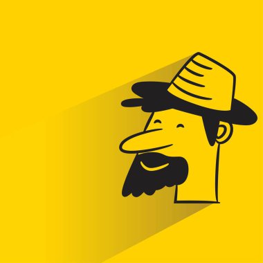 Sarı arka planda gölgesi olan sakallı adam.