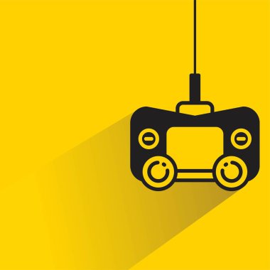 Sarı arkaplanda gölgesi olan oyun joystick simgesi