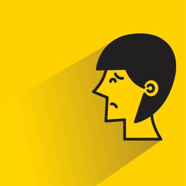 Sarı arka planda gölgesi olan üzgün kadın.