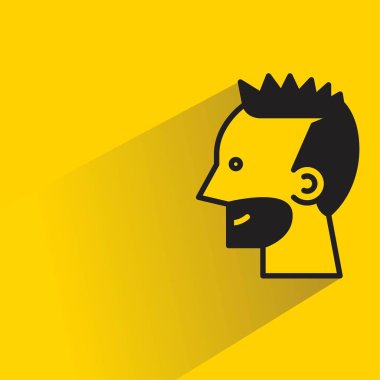 Sakallı adam sarı arka planda gölgesi olan avatara bakıyor.