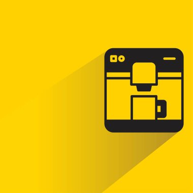 Sarı arka planda gölgesi olan kahve makinesi.