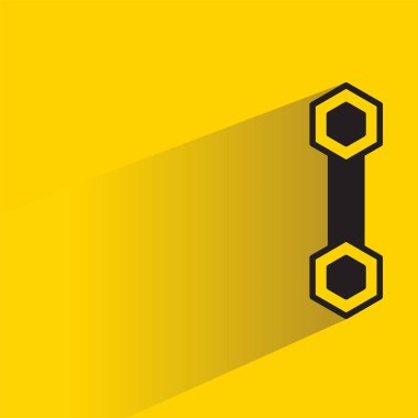 Sarı arkaplanda gölgesi olan anahtar simgesi