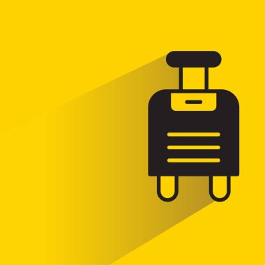 sarı arka planda gölgesi olan valizler