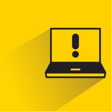 sarı arkaplandaki dizüstü bilgisayar hata bırakma gölgesi