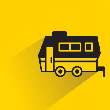 Sarı arkaplanda gölgesi olan eğlence aracı simgesi