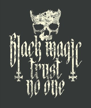 Üzerinde Gotik yazı tipi ile yazılmış insan kafatası ve grunge tarzı baş aşağı haç yazılı el yazısı. Satanizmin sembolü, büyücülük. Tişört tasarımı, müzik kapağı, poster. Kullanılan yapay zeka yok