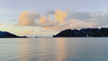 Pasifik Okyanusu 'nun körfezinde günbatımı Kaliforniya' nın Pasifik sahillerinde