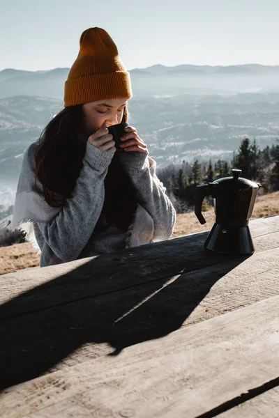 Young Woman Sitting Wooden Table Drinking Coffee Front Mountains Landscape — Stock Photo, Image