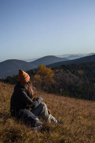 Young Tourist Woman Backpack Sitting Ground Enjoying Mountains Landscape — Stock Photo, Image