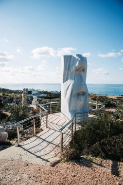 Kıbrıs Rum Kesimi 'nin Ayia Napa milli parkındaki Heykel Parkı' nda bir insan yüzü heykeli. 