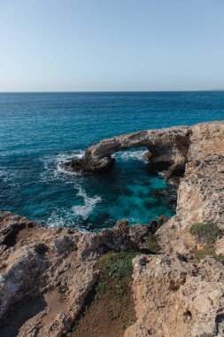 Kıbrıs Rum Kesimi Ayia Napa 'da deniz mağarası kemerli güzel deniz manzaralı aşk köprüsü.